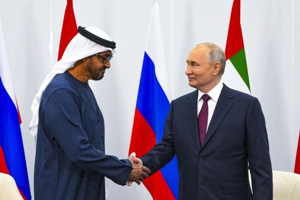 Президент России Владимир Путин и президент Объединенных Арабских Эмиратов шейх Мухаммед бен Зейд Аль Нахайян посещают выставку Объединенных Арабских Эмиратов на полях Петербургского международного экономического форума в Санкт-Петербурге, Россия, пятница, 16 июня 2023 г.