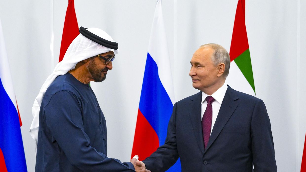 Президент России Владимир Путин и президент Объединенных Арабских Эмиратов шейх Мухаммед бен Зейд Аль Нахайян посещают выставку Объединенных Арабских Эмиратов на полях Петербургского международного экономического форума в Санкт-Петербурге, Россия, пятница, 16 июня 2023 г.