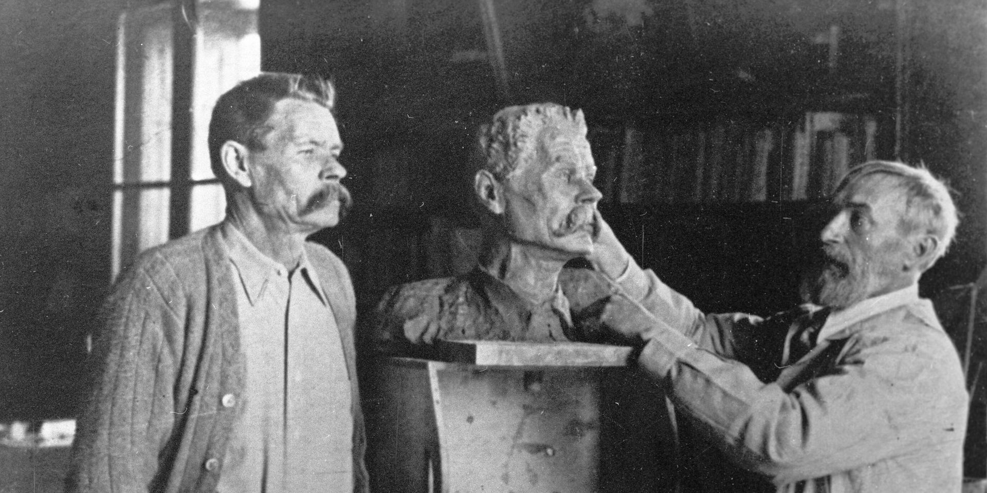 Писатель Максим Горький позирует скульптору Сергею Коненкову. Сорренто. Фото 1928 год. - ИноСМИ, 1920, 18.06.2023