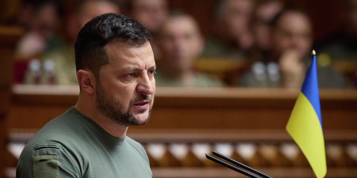 Владимир Зеленский обращается к депутатам во время заседания Верховной Рады Украины