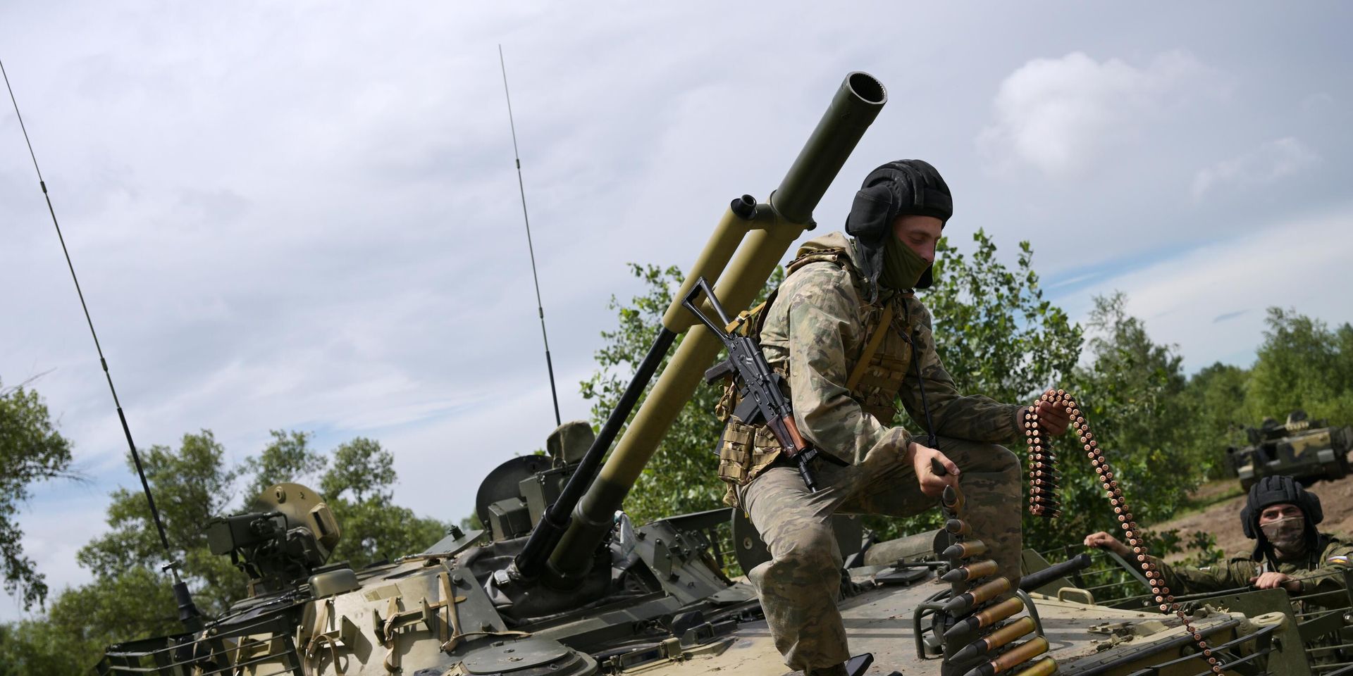 Добровольцы ЦВО проходят подготовку на БМП-3 в тыловом районе проведения СВО - ИноСМИ, 1920, 26.08.2023