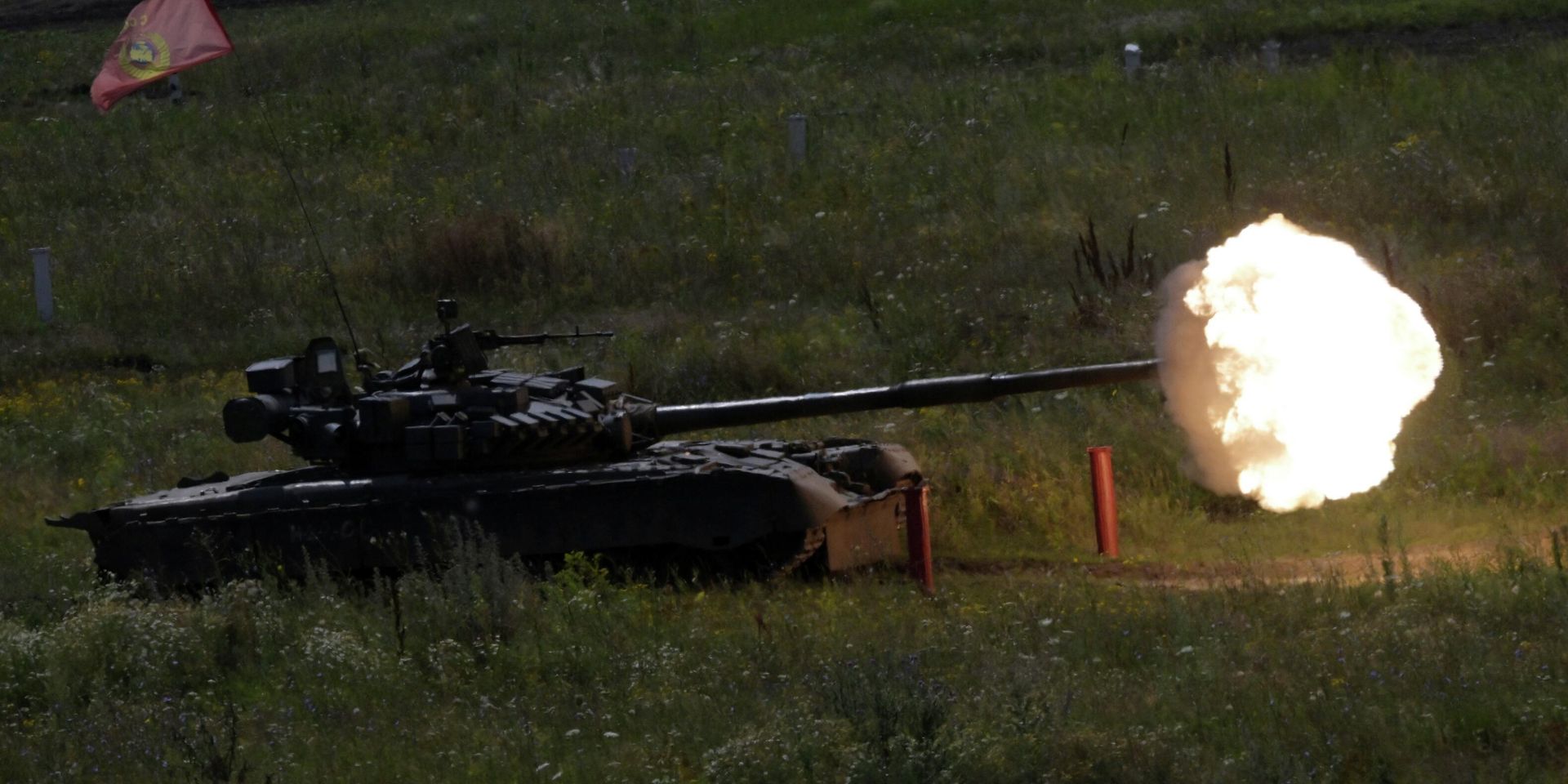 Танк Т-80 ведёт огонь - ИноСМИ, 1920, 01.08.2023