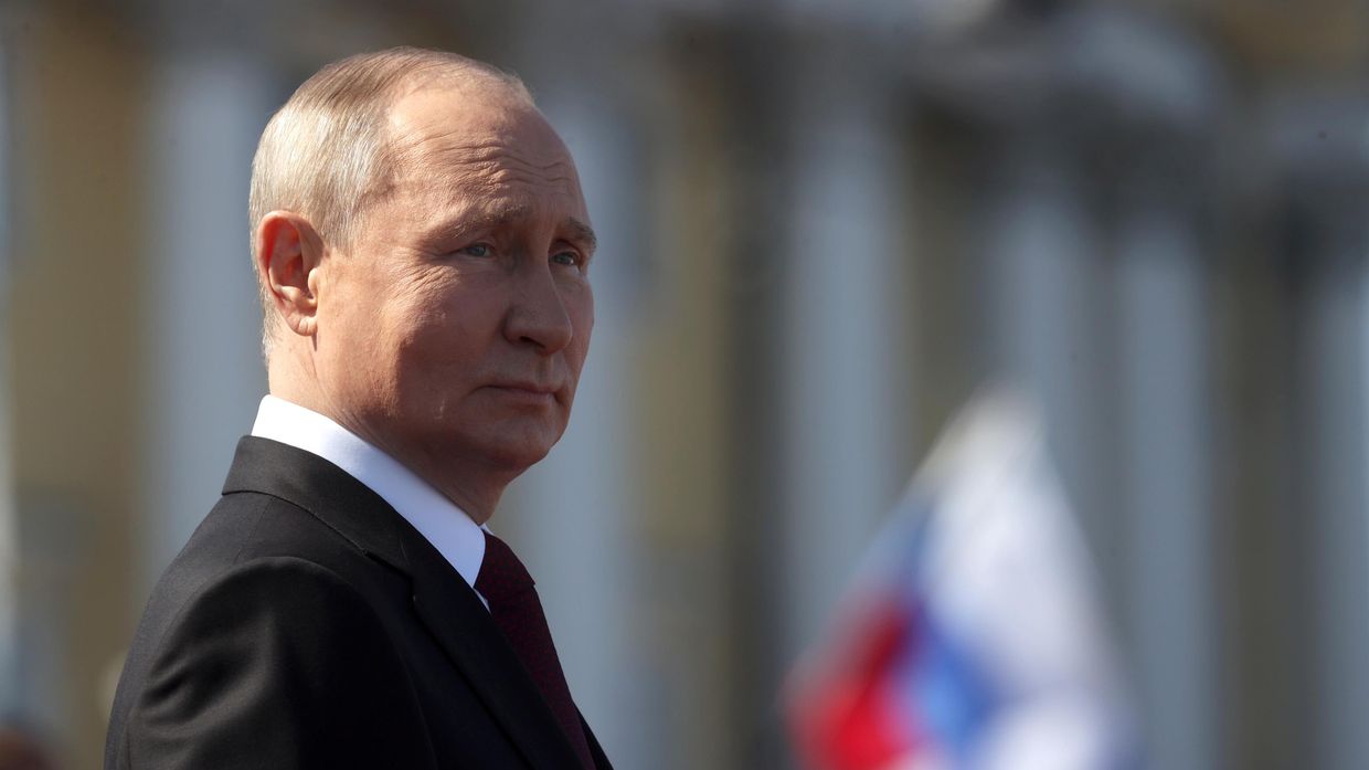 Президент РФ В. Путин принял Главный военно-морской парад