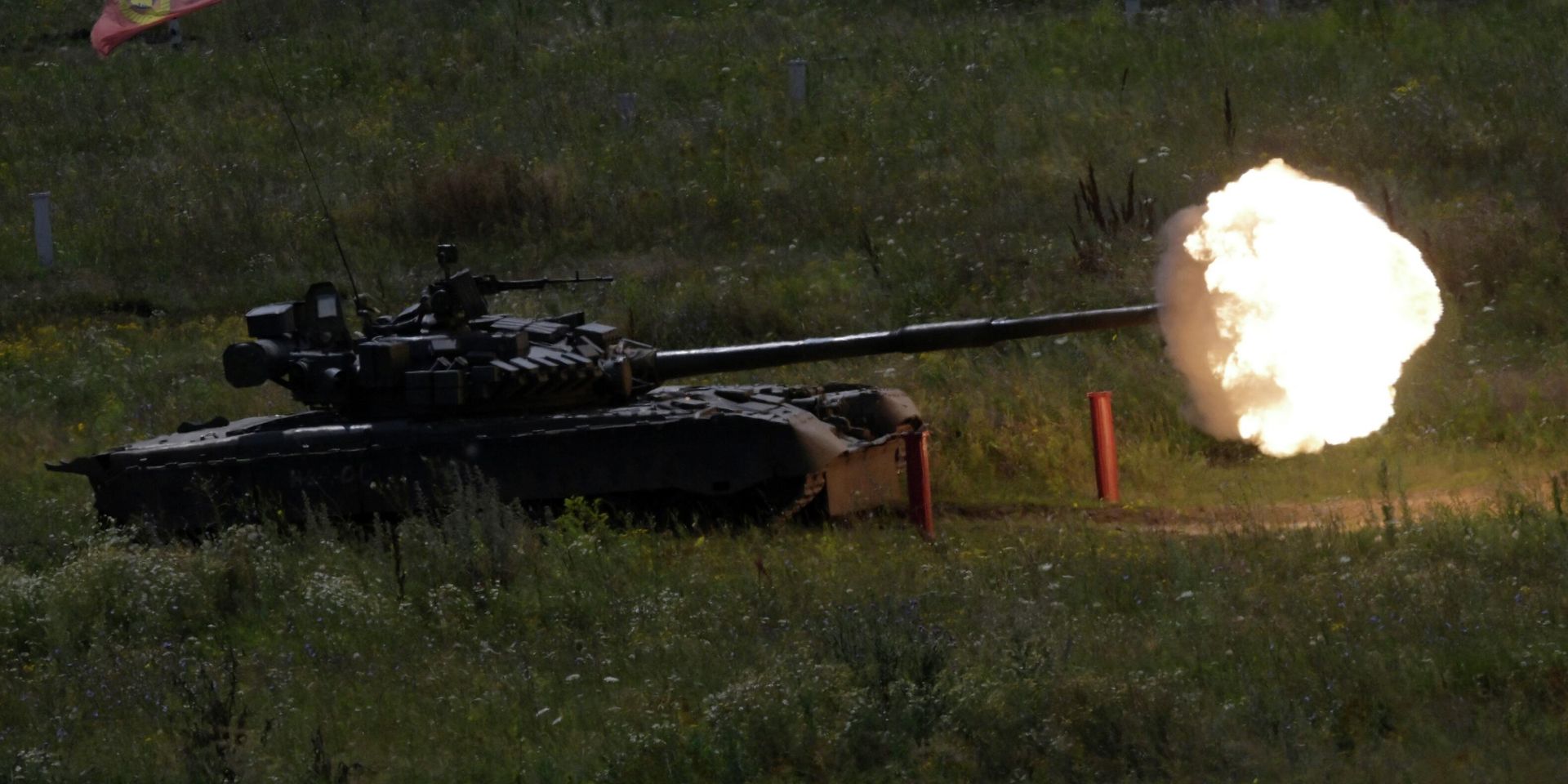 Танк Т-80 ведёт огонь во время тренировки на одном из тыловых полигонов в зоне СВО. - ИноСМИ, 1920, 05.08.2023