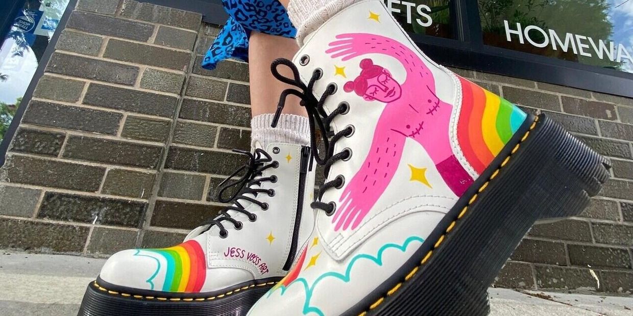 Трансгендер на новых ботинках Dr Martens