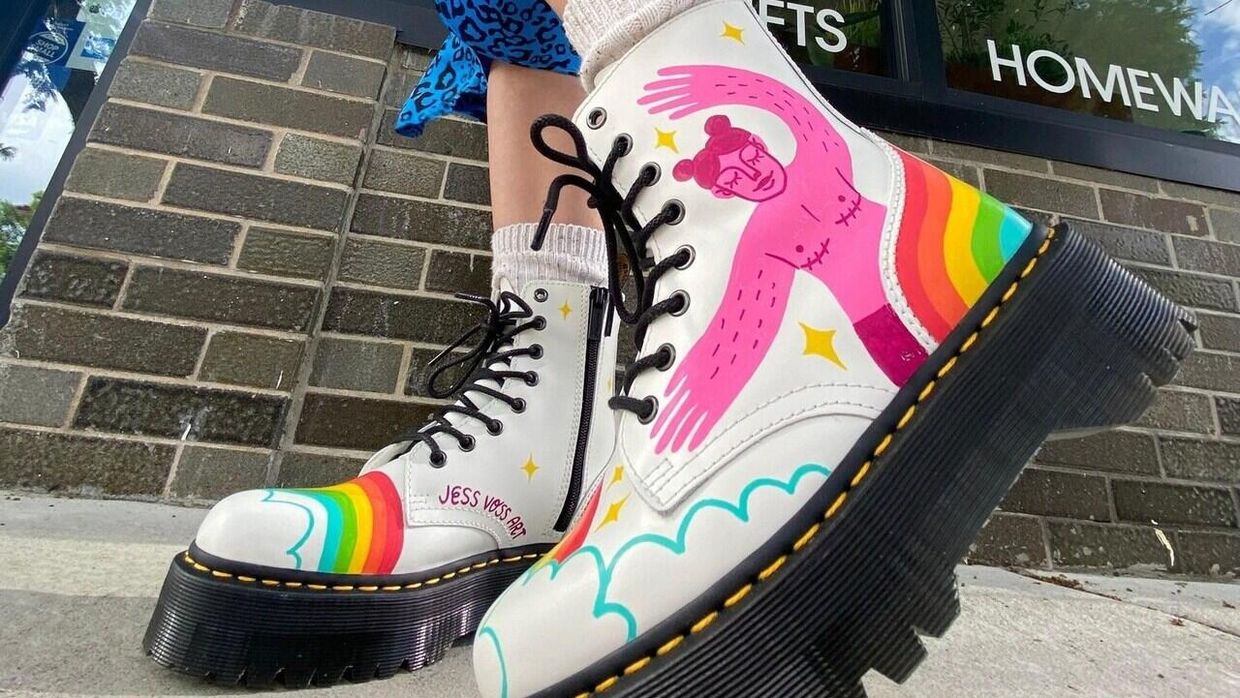 Трансгендер на новых ботинках Dr Martens