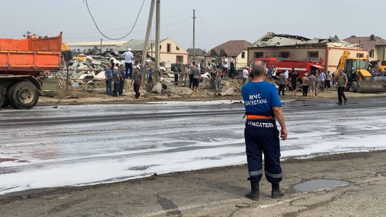 Последствия взрыва в здании автосервиса в Махачкале