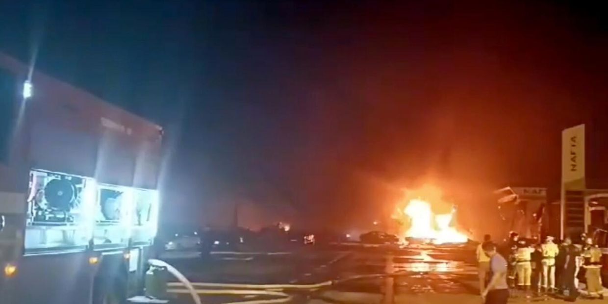 На месте взрыва у здания автосервиса в Махачкале.