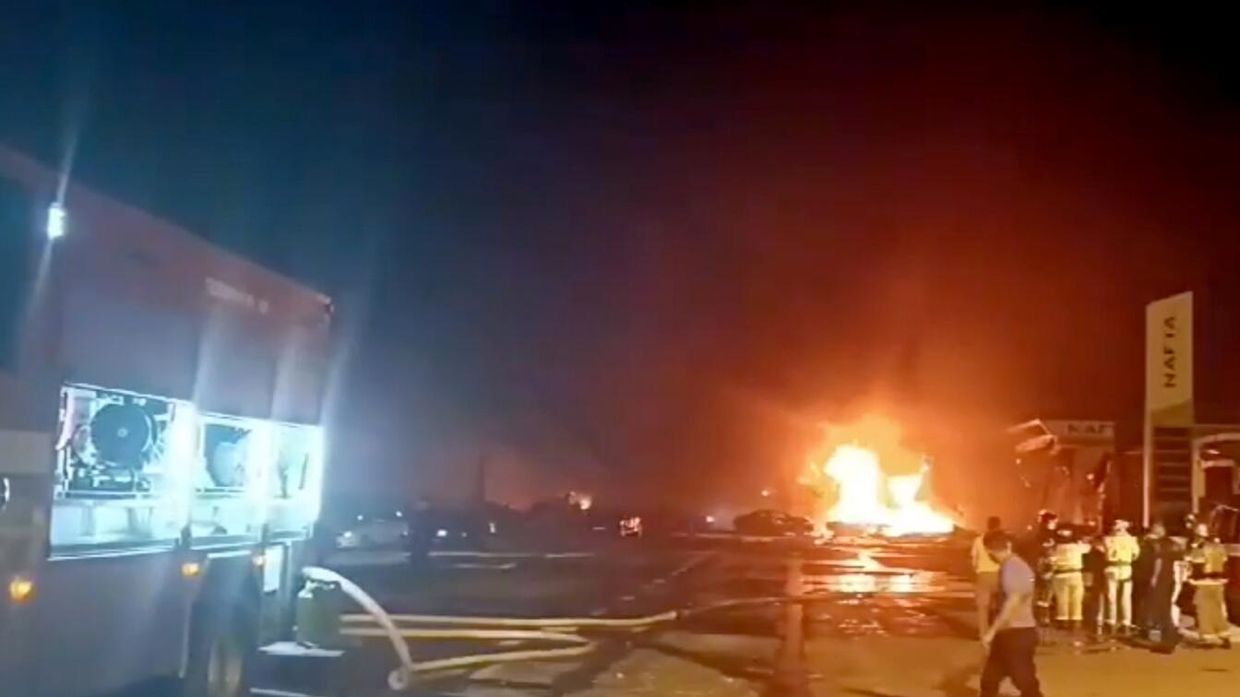 На месте взрыва у здания автосервиса в Махачкале.