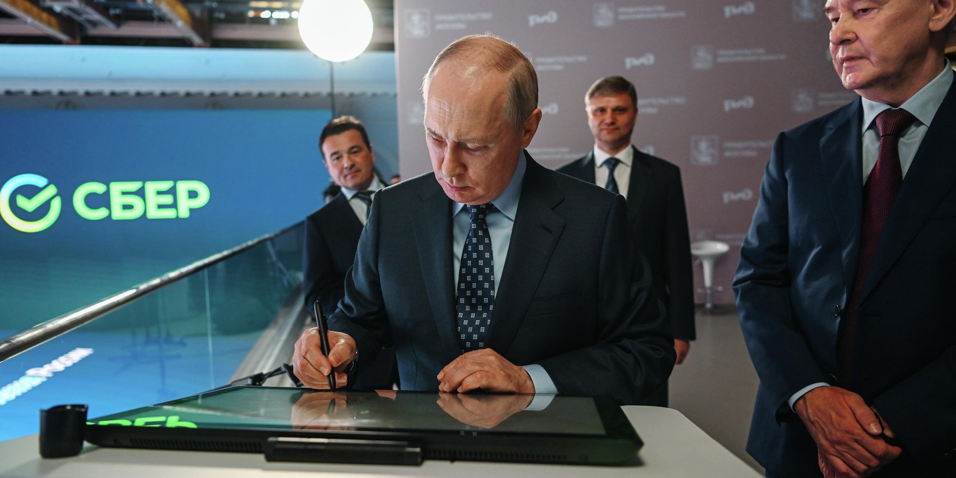 Президент РФ В. Путин принял участие в церемонии запуска пассажирского движения по МЦД-3 - ИноСМИ, 1920, 17.08.2023