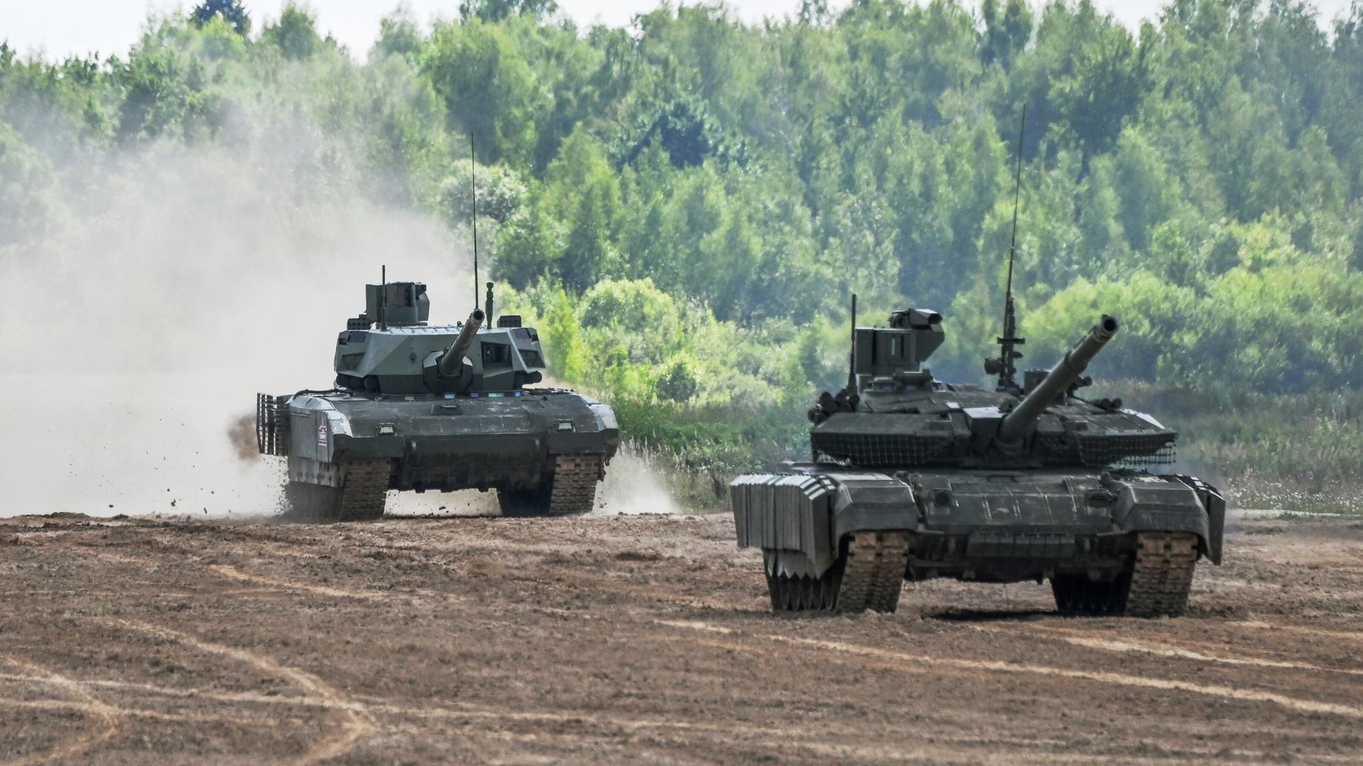 Танки Т-90МС Прорыв (справа) и Т-14 Армата во время демонстрации возможностей вооружения и военной техники на полигоне Алабино в рамках Международного военно-технического форума Армия-2023 - ИноСМИ, 1920, 19.07.2026