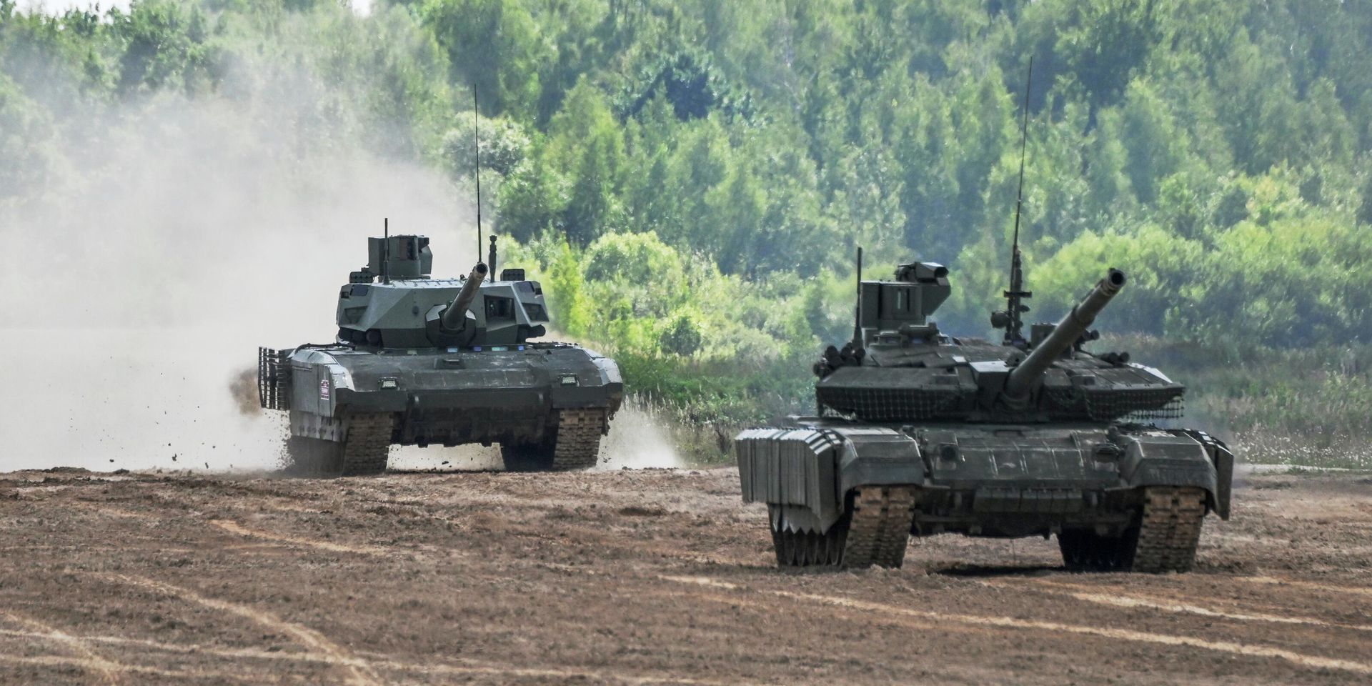 Танки Т-90МС Прорыв (справа) и Т-14 Армата во время демонстрации возможностей вооружения и военной техники на полигоне Алабино в рамках Международного военно-технического форума Армия-2023 - ИноСМИ, 1920, 13.10.2026