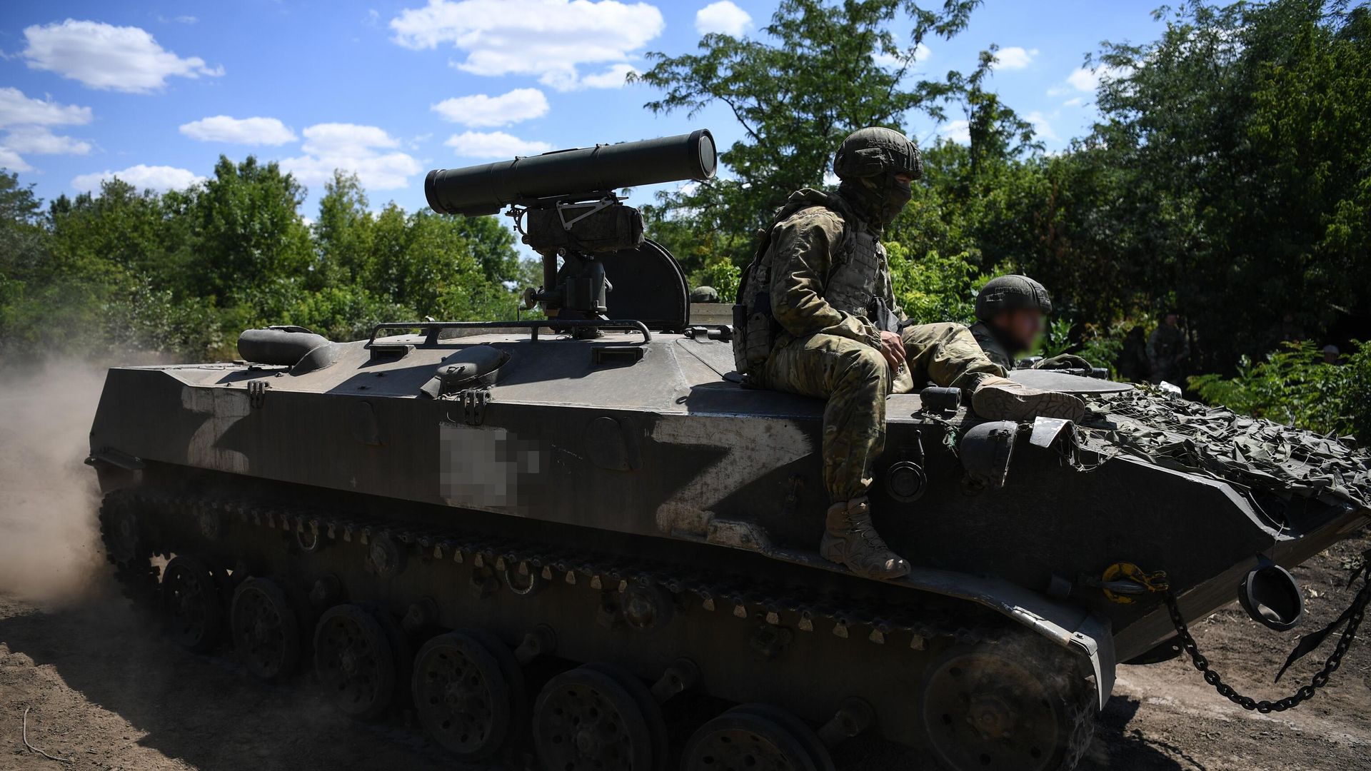 Военнослужащие ВДВ на южном направлении спецоперации едут на боевой машине десанта с противотанковыми управляемыми ракетами Корнет - ИноСМИ, 1920, 08.09.2023