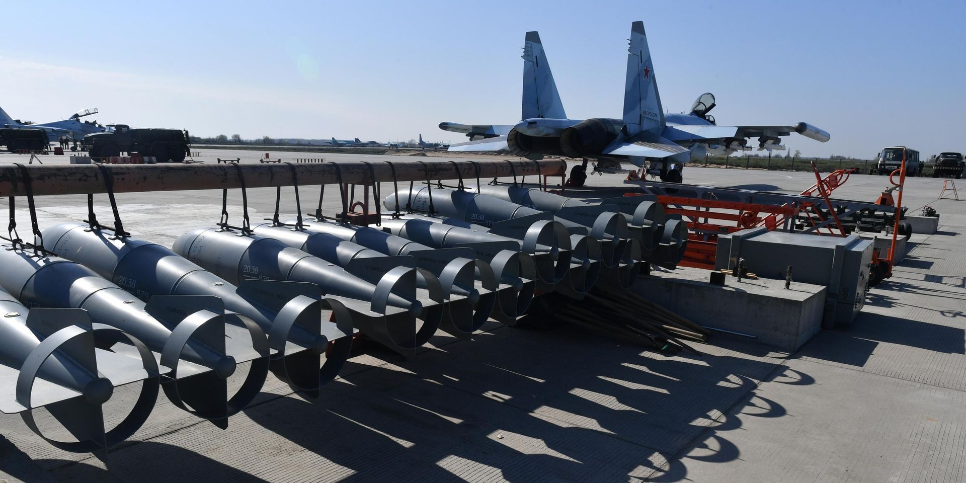Авиабомбы ФАБ-500 на аэродроме, где базируются самолеты авиагруппы Восточного военного округа Вооруженных сил России - ИноСМИ, 1920, 17.04.2025