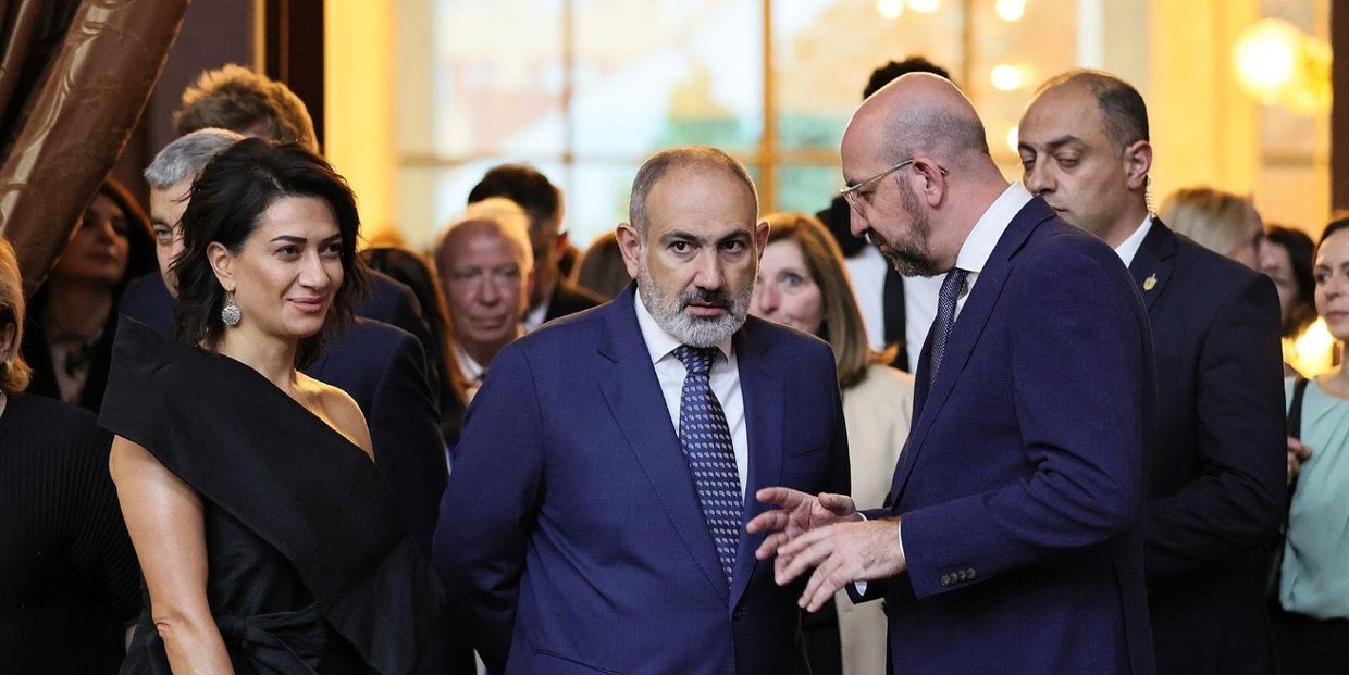 Супруга президента Армении Анна Акопян, Никол Пашинян и глава ЕС Шарль Мишель 