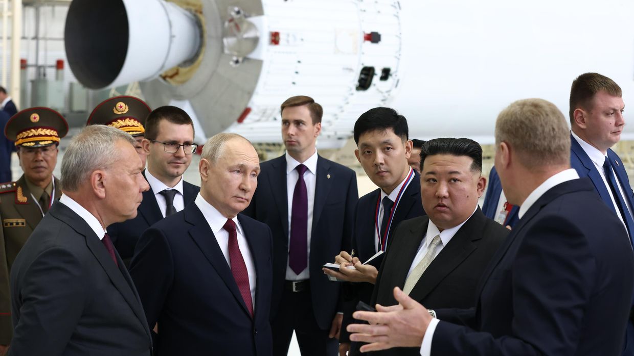 Президент РФ В. Путин посетил космодром Восточный и встретился с лидером КНДР Ким Чен Ыном