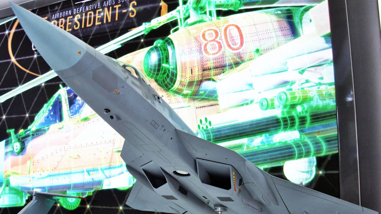 Макет многофункционального истребителя пятого поколения Су-57 на 14-й международной авиакосмической выставке Aero India 2023