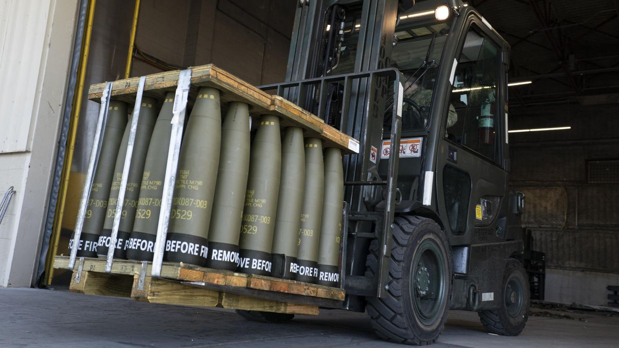 155-мм снаряды для Украины на военно-воздушной базе Дувр, штат Делавэр, США. Архивная фотография
