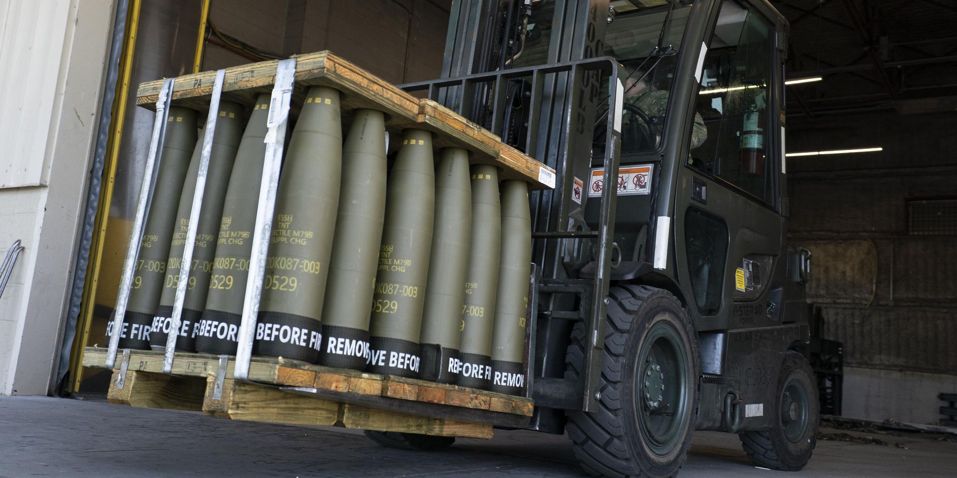 155-мм снаряды для Украины на военно-воздушной базе Дувр, штат Делавэр, США. Архивная фотография - ИноСМИ, 1920, 14.02.2024
