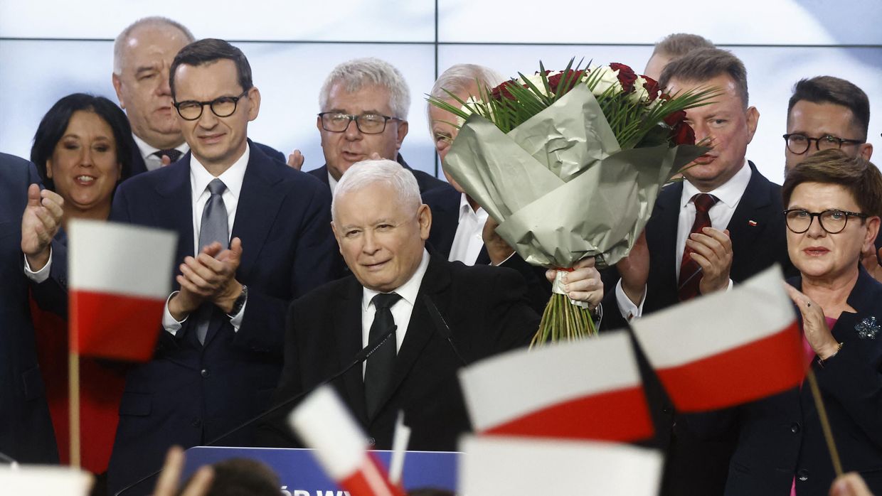 Лидер партии Право и справедливость (PiS) Ярослав Качиньский и премьер-министр Польши Матеуш Моравецкий в штаб-квартире партии в Варшаве, Польша, 15 октября 2023 года