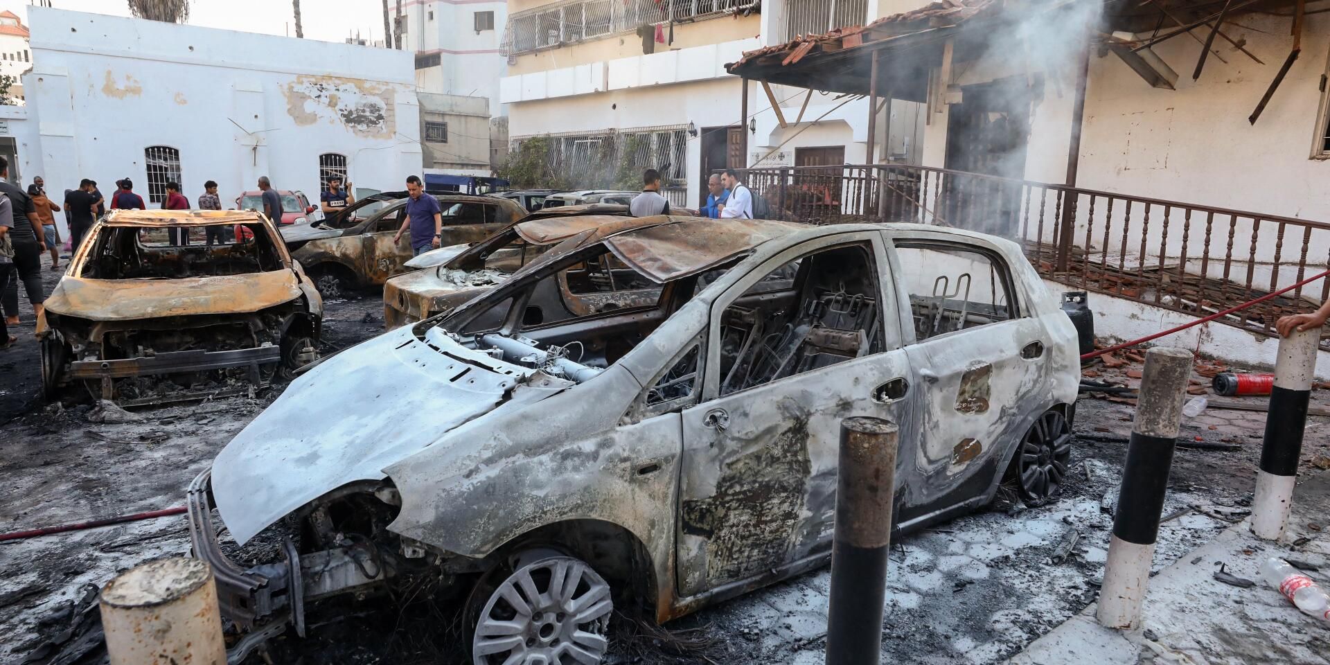 Поврежденные автомобили после удара по больнице Аль-Ахли Аль-Маадани - ИноСМИ, 1920, 20.10.2023