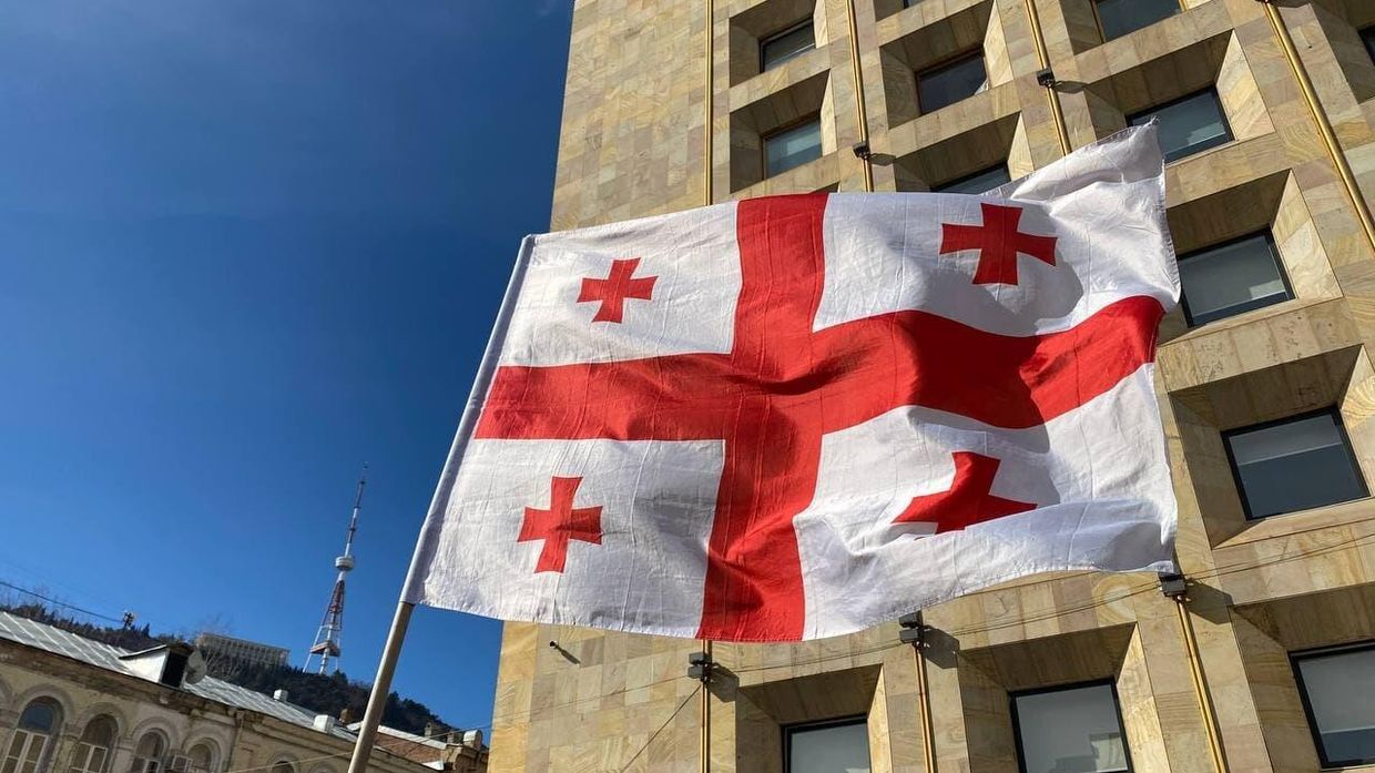 Флаг Грузии перед парламентом в Тбилиси Флаг Грузии перед парламентом в Тбилиси