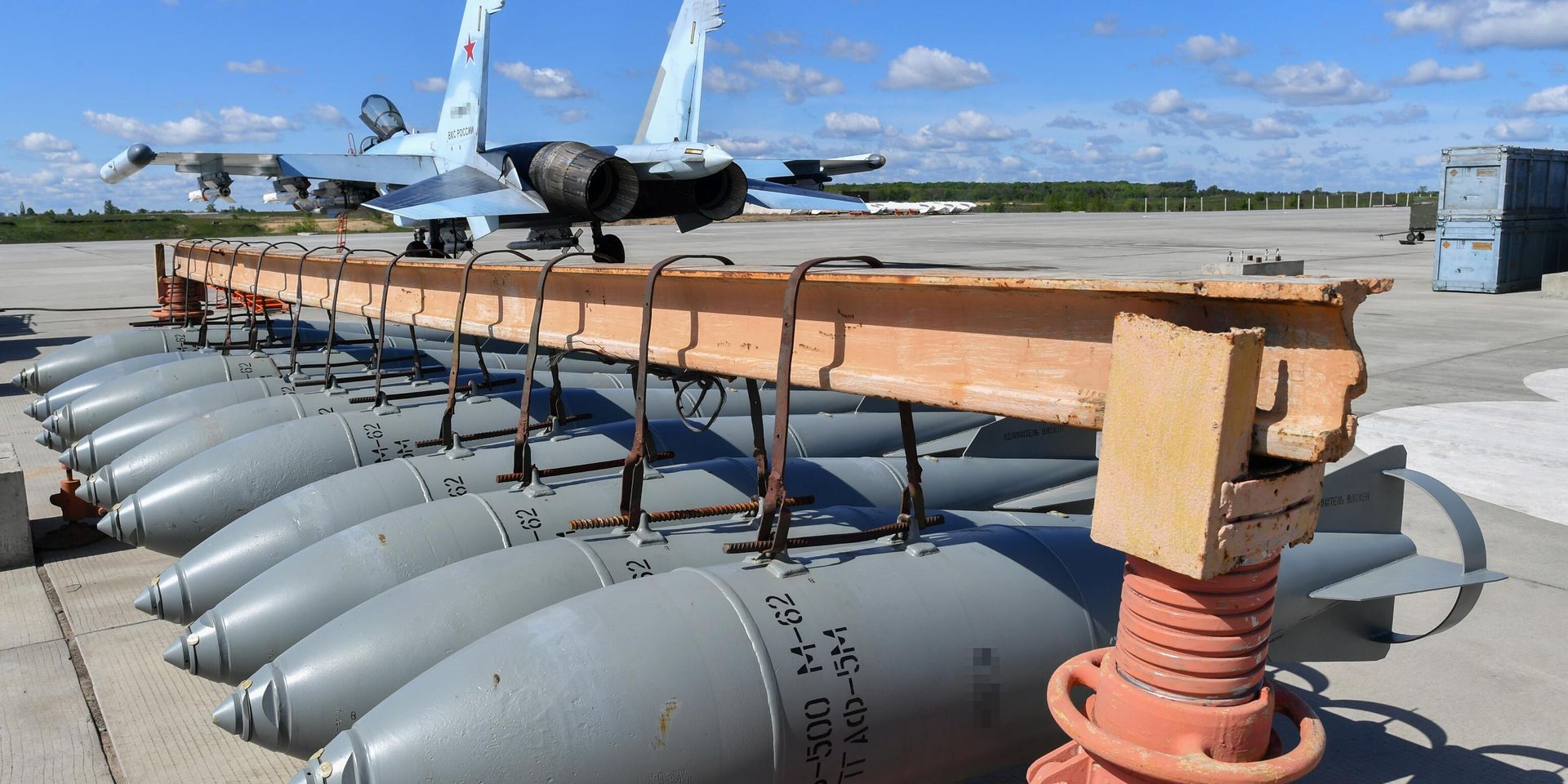 Авиабомбы ФАБ-500 на полевом аэродроме, где базируются самолеты ВКС РФ, задействованные в СВО на Харьковском направлении - ИноСМИ, 1920, 27.08.2024
