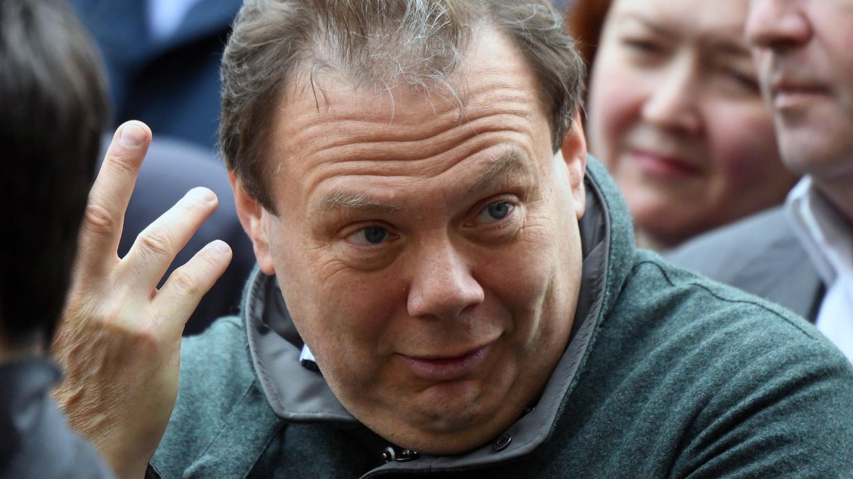 Михаил Фридман на открытии в День космонавтики мемориальной стелы памяти космонавта А. Леонова. 12 апреля 2021 года
