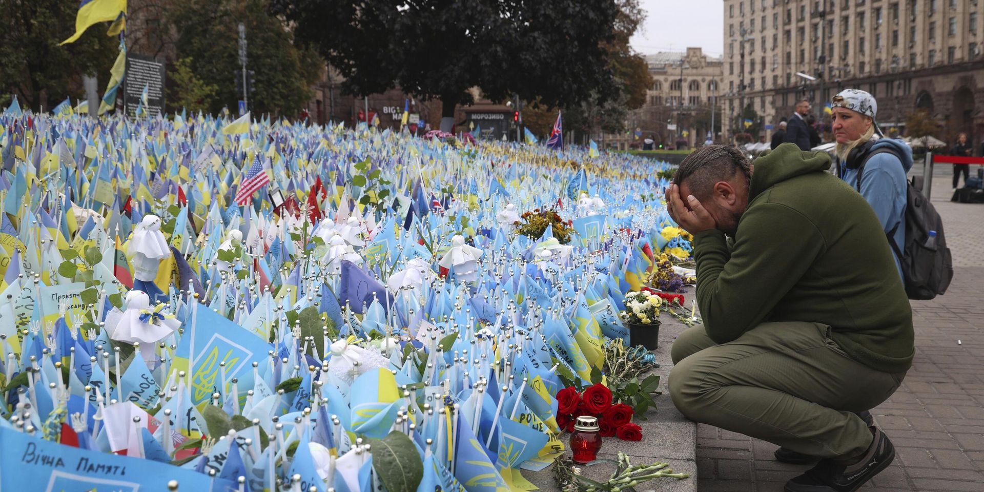 Украинец у импровизированного мемориала в память погибших в конфликте с Россией на площади Независимости в Киеве - ИноСМИ, 1920, 09.08.2024