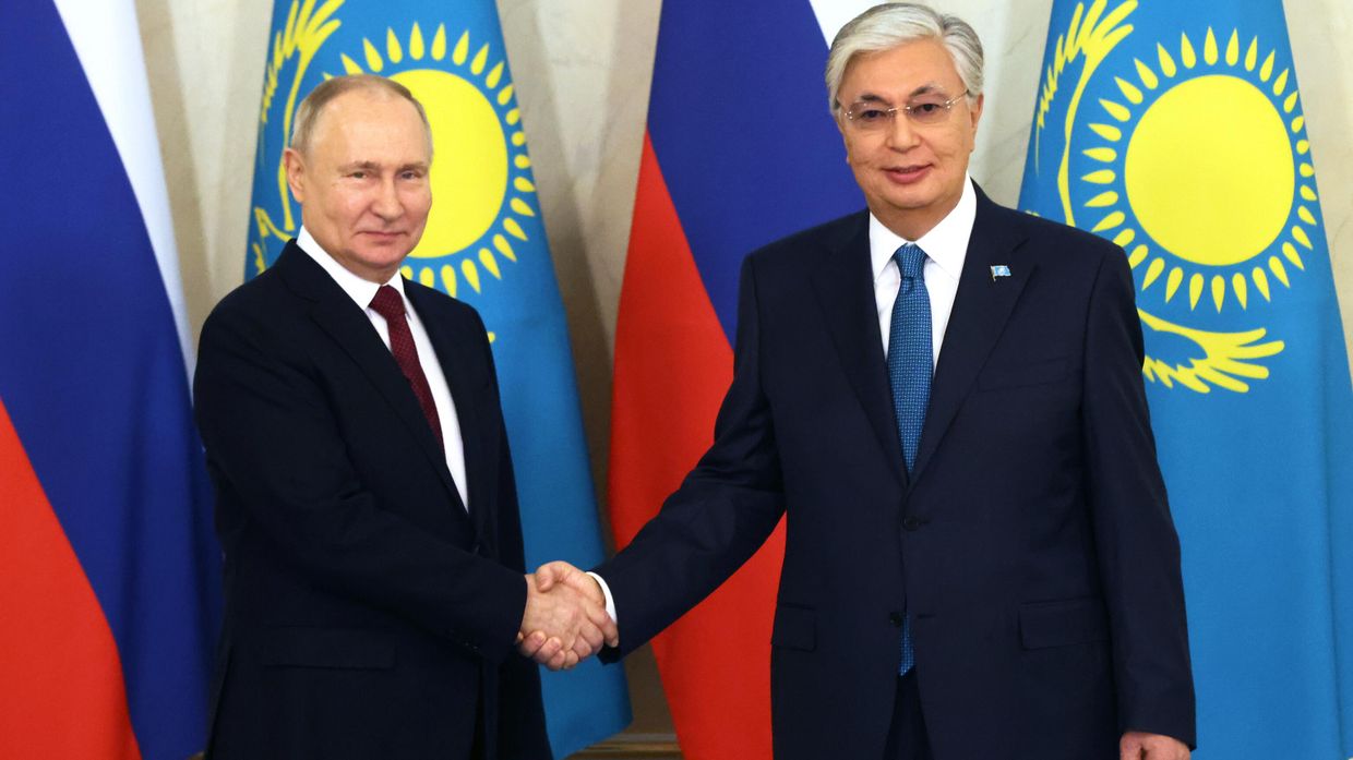 Президент РФ Владимир Путин и президент Республики Казахстан Касым-Жомарт Токаев (справа) во время встречи в резиденции президента Казахстана Акорда в Астане. 9 ноября 2023 года