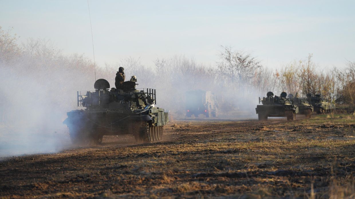 Боевая стрельба экипажей модернизированного танка Т-62 на полигоне в Запорожской области