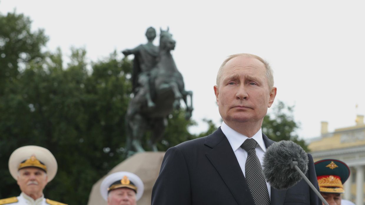 Президент РФ В. Путин принял Главный военно-морской парад. 31 июля 2022 года