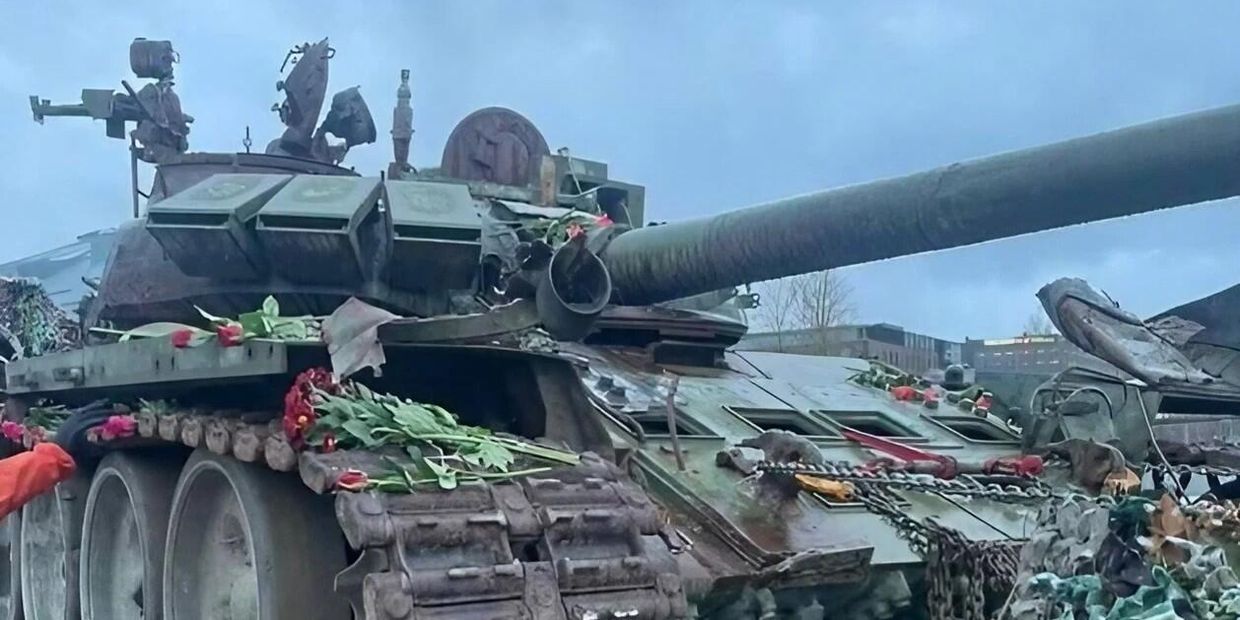Финны принесли цветы к подбитому российскому танку Т-72 в Хельсинки