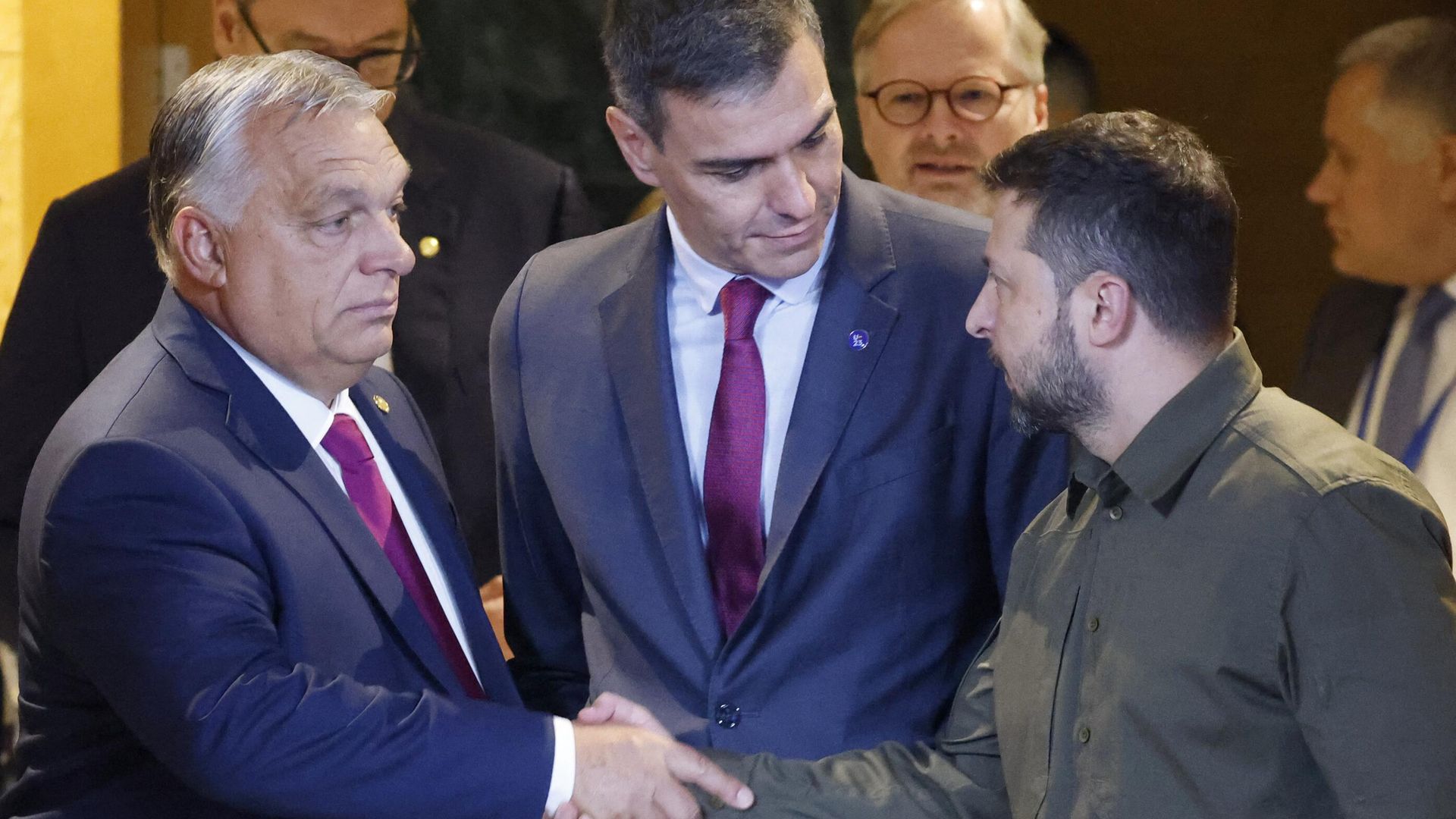 Президент Украины Владимир Зеленский пожимает руку премьер-министру Венгрии Виктору Орбану рядом с исполняющим обязанности премьер-министра Испании Педро Санчесом перед началом пленарного заседания саммита ЕС во Дворце конгрессов в Гранаде, южная Испания. 5 октября 2023 года - ИноСМИ, 1920, 29.11.2023