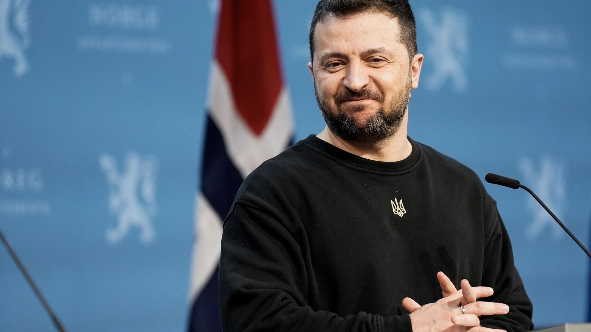 Президент Украины Владимир Зеленский улыбается во время пресс-конференции в резиденции правительства Норвегии в Осло 13 декабря 2023 года - ИноСМИ, 1920, 14.12.2023