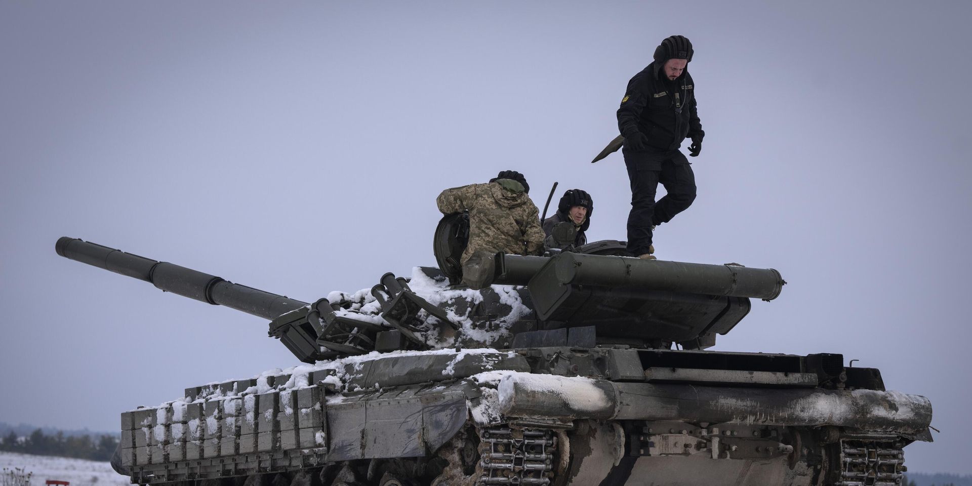 Украинские солдаты тренируются на танке во время военных учений 6 декабря 2023 года.  Мрачное настроение царит среди них после почти двух лет противоборства с Россией. Сказалось разочаровывающее контрнаступление этим летом и ослабление финансовой поддержки со стороны союзников - ИноСМИ, 1920, 18.03.2025