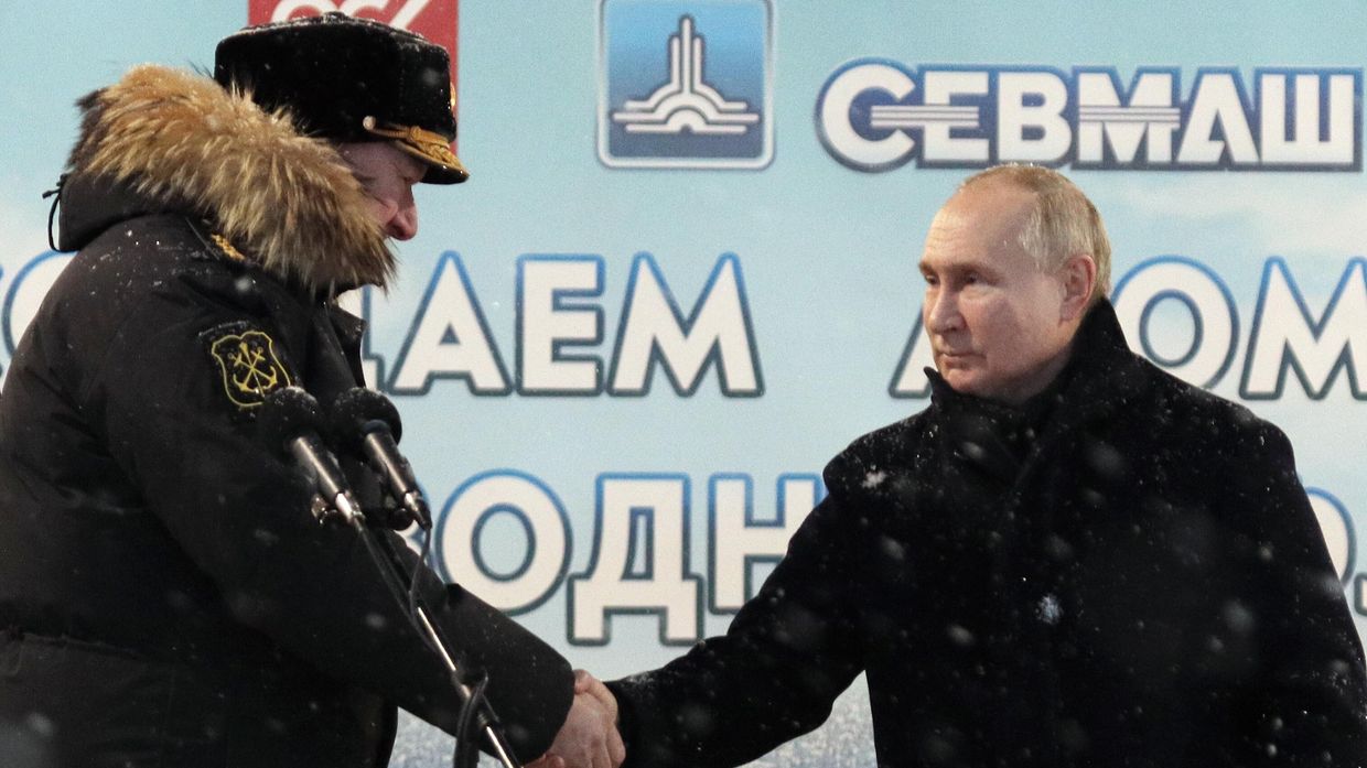 Президент РФ Владимир Путин принимает участие в торжественной церемонии подъема военно-морских флагов на атомных подводных крейсерах Император Александр III и Красноярск 11 декабря 2023 года на производственном объединении Севмаш в Северодвинске. Слева – главнокомандующий Военно-Морским Флотом РФ, адмирал Николай Евменов