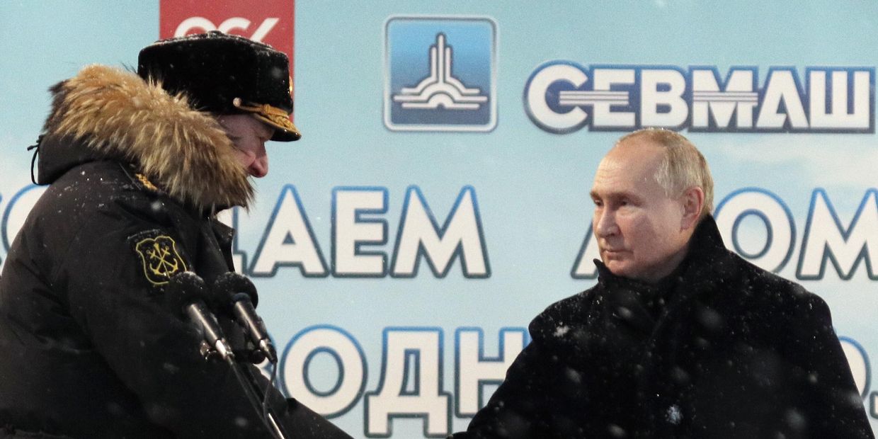 Президент РФ Владимир Путин принимает участие в торжественной церемонии подъема военно-морских флагов на атомных подводных крейсерах Император Александр III и Красноярск 11 декабря 2023 года на производственном объединении Севмаш в Северодвинске. Слева – главнокомандующий Военно-Морским Флотом РФ, адмирал Николай Евменов