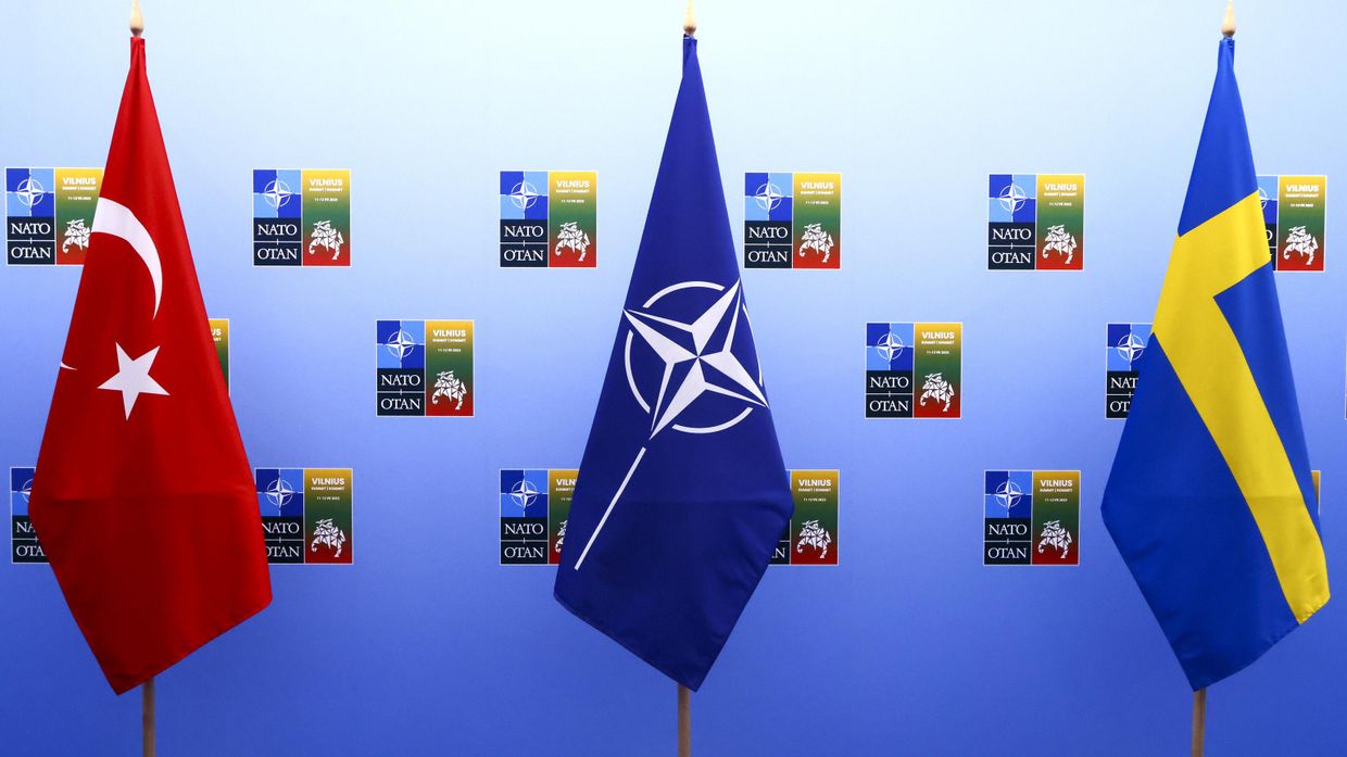 Флаги Турции, Швеции и НАТО