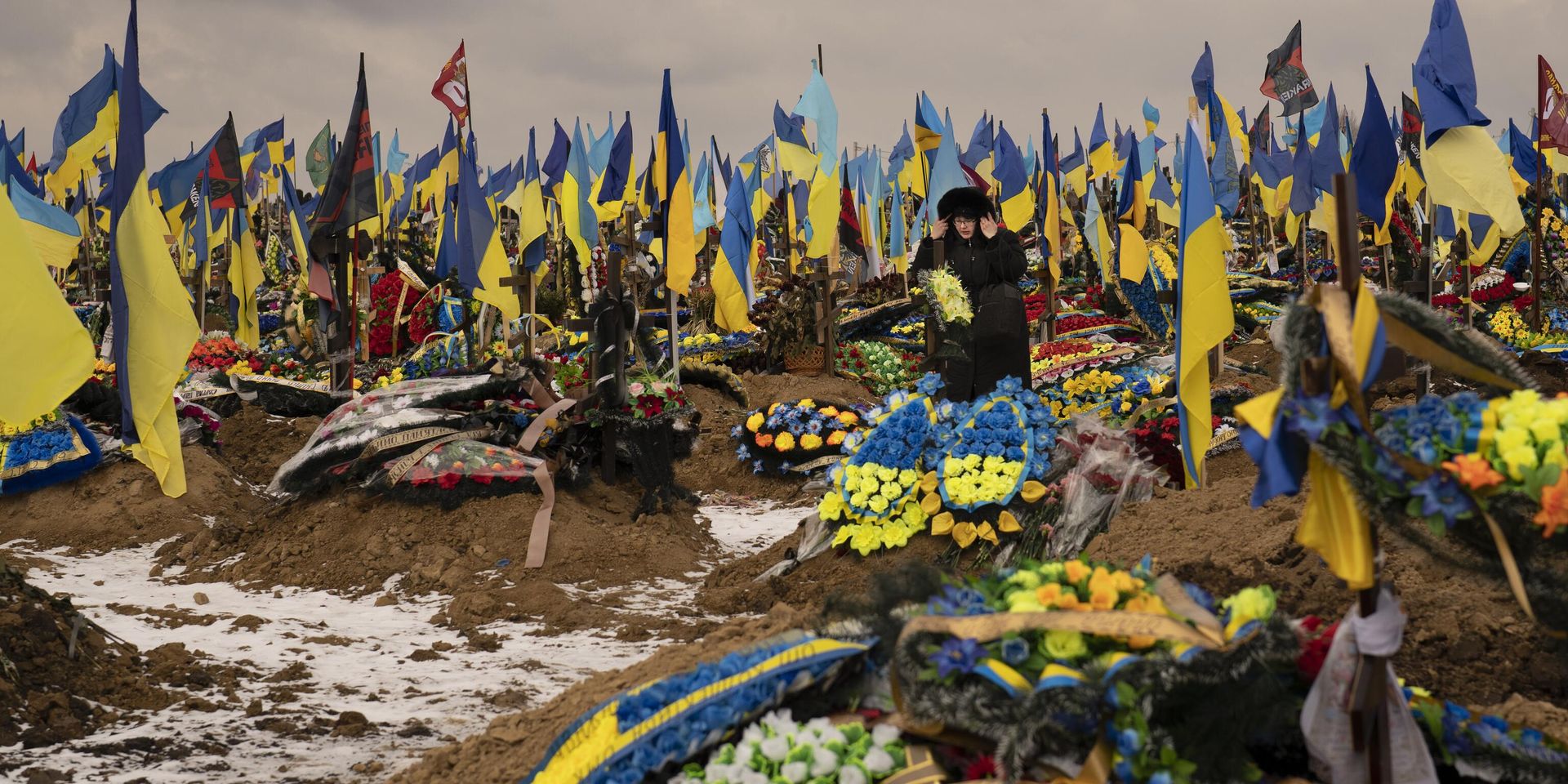 Женщина проходит между могилами украинских солдат - ИноСМИ, 1920, 28.11.2024