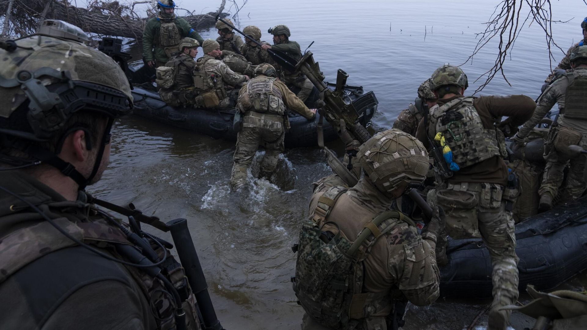 Украинские военнослужащие садятся в лодку на берегу Днепра близ Херсона, Украина - ИноСМИ, 1920, 21.01.2024
