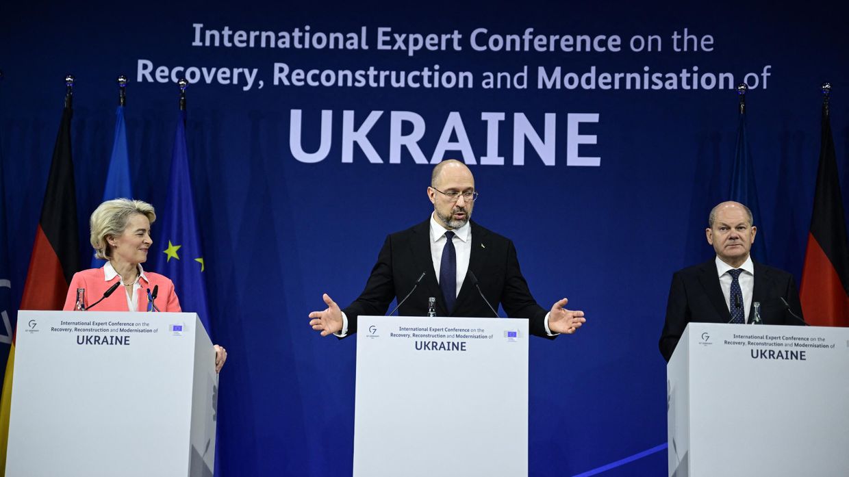 Президент Европейской комиссии Урсула фон дер Ляйен, премьер-министр Украины Денис Шмыгаль и канцлер Германии Олаф Шольц на пресс-конференции в Берлине. Архивная фотография