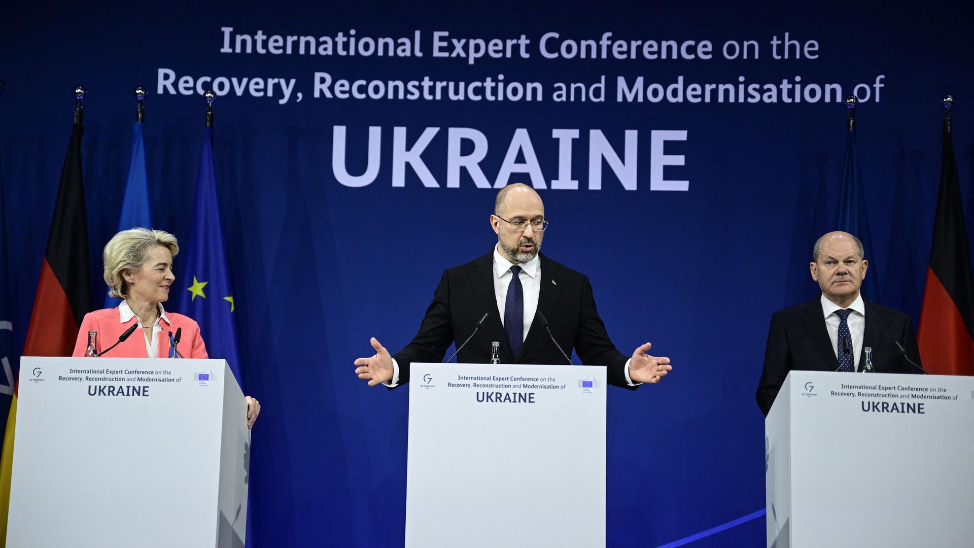 Президент Европейской комиссии Урсула фон дер Ляйен, премьер-министр Украины Денис Шмыгаль и канцлер Германии Олаф Шольц на пресс-конференции в Берлине. Архивная фотография - ИноСМИ, 1920, 29.12.2023