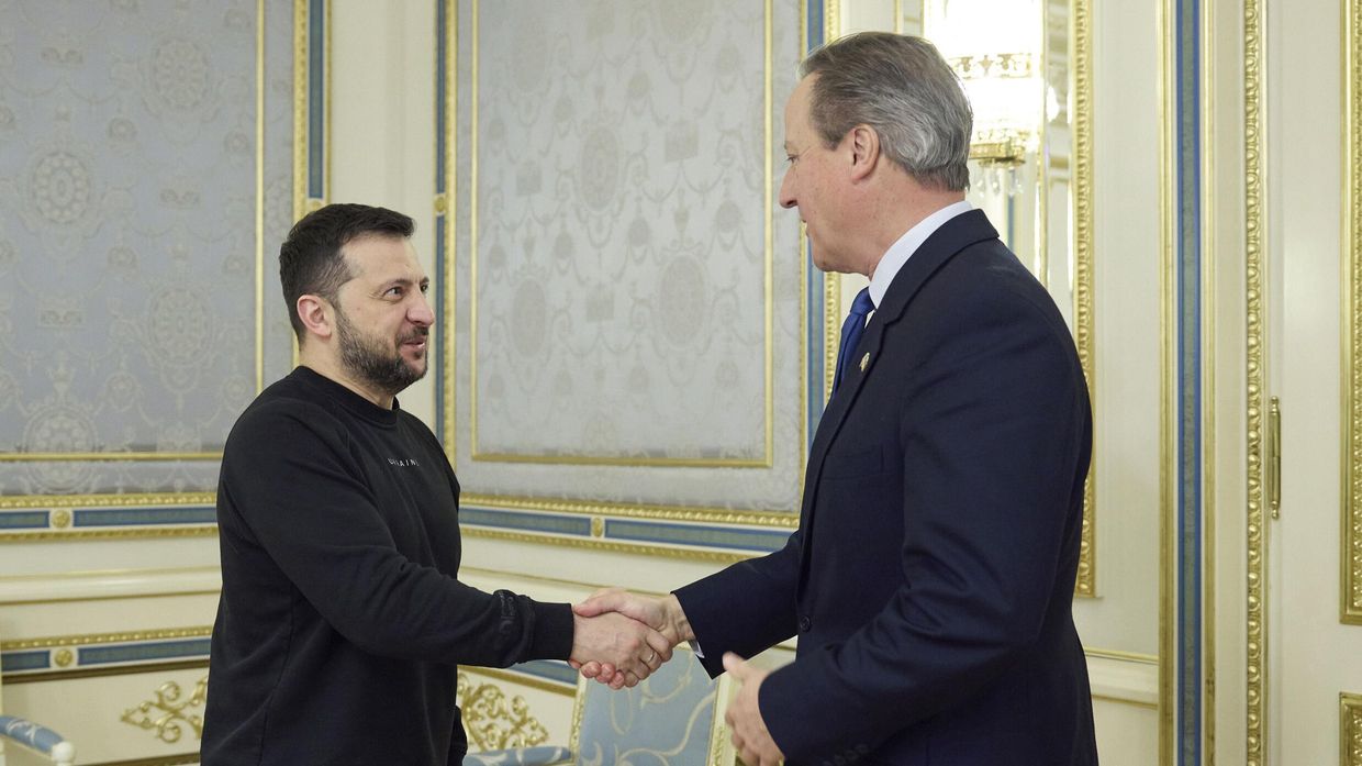 Президент Украины Владимир Зеленский и министр иностранных дел Великобритании Дэвид Кэмерон во время встречи в Киеве 16 ноября 2023 года