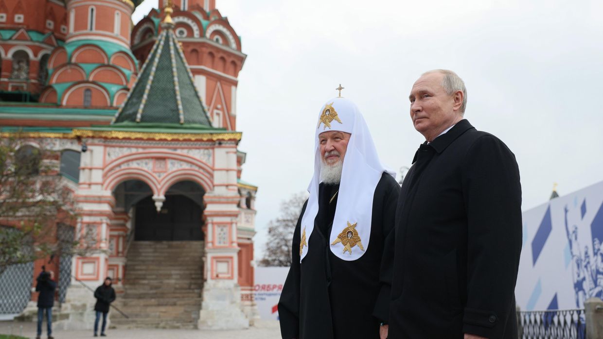 Президент РФ Владимир Путин и патриарх Московский и всея Руси Кирилл на церемонии возложения цветов к памятнику Кузьме Минину и Дмитрию Пожарскому