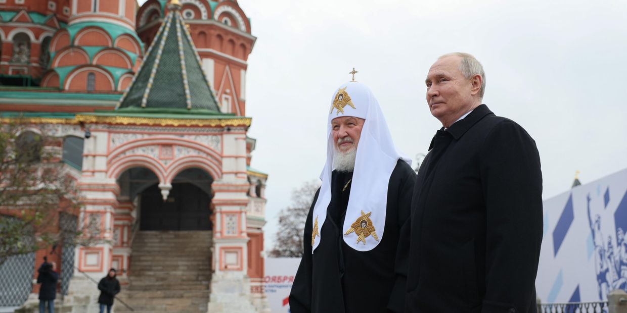 Президент РФ Владимир Путин и патриарх Московский и всея Руси Кирилл на церемонии возложения цветов к памятнику Кузьме Минину и Дмитрию Пожарскому