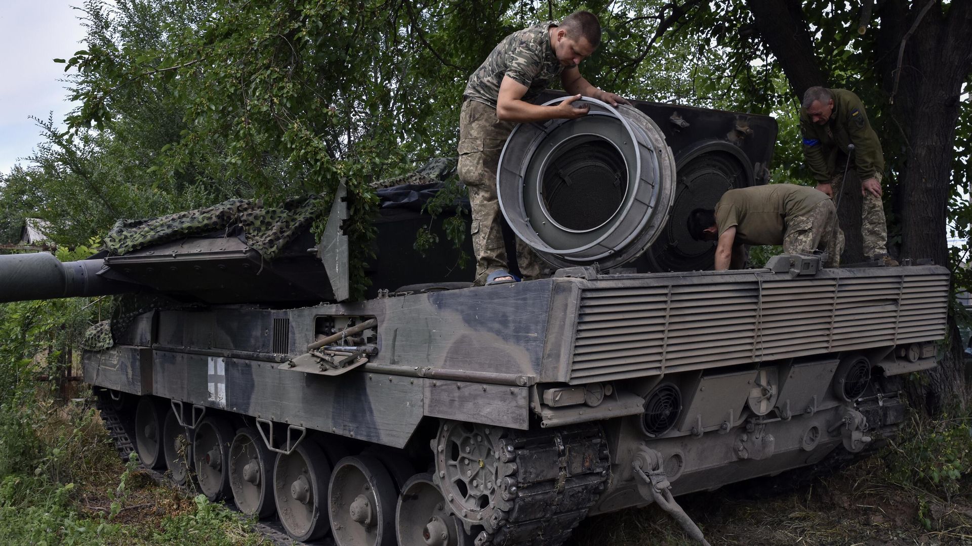 Украинские солдаты ремонтируют танк Leopard 2, Украина. 21 июня 2023 года - ИноСМИ, 1920, 11.04.2025