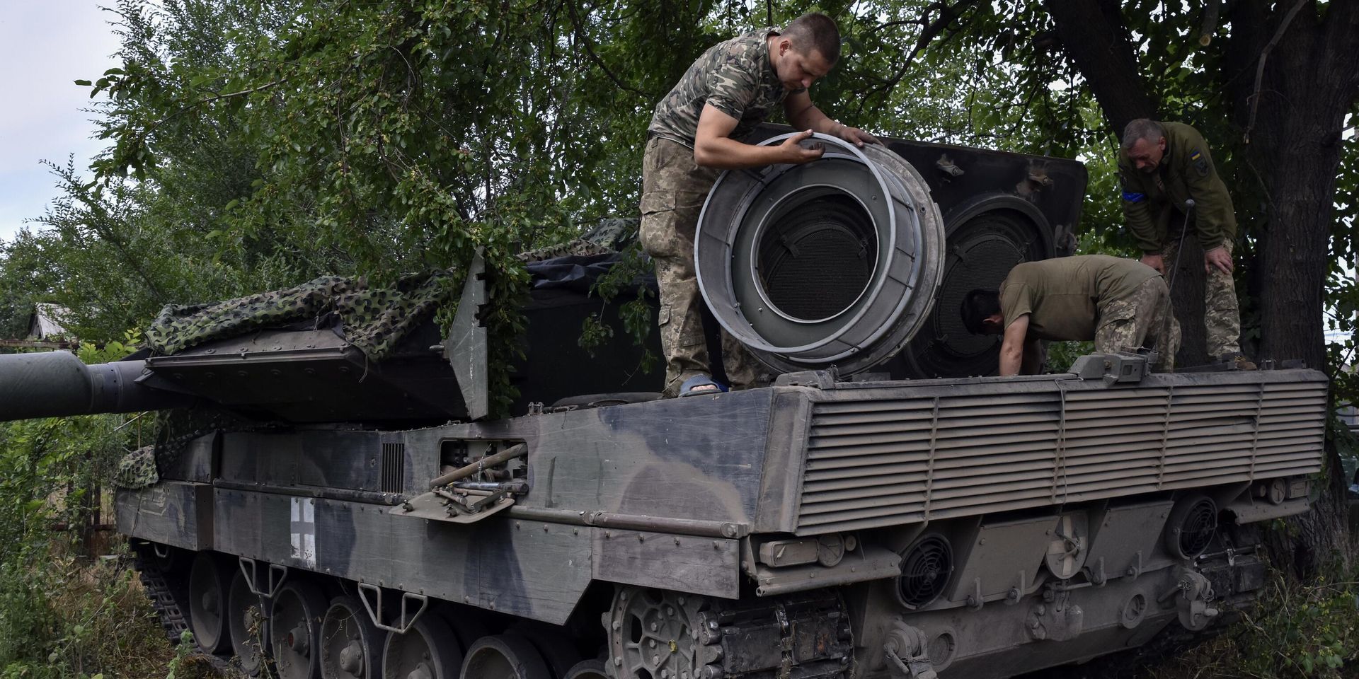 Украинские солдаты ремонтируют танк Leopard 2, Украина. 21 июня 2023 года - ИноСМИ, 1920, 11.04.2025