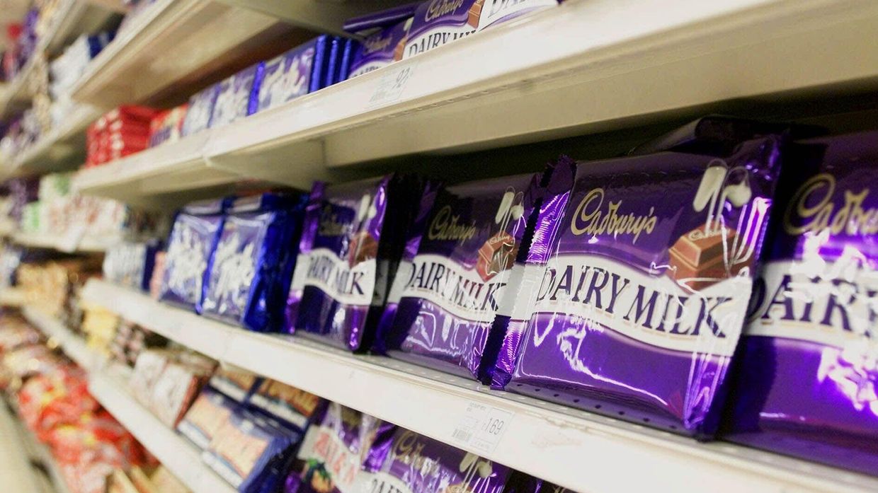 Шоколадные конфеты Cadbury Dairy Milk на полке супермаркета в Лондоне, 16 марта 2000 год.