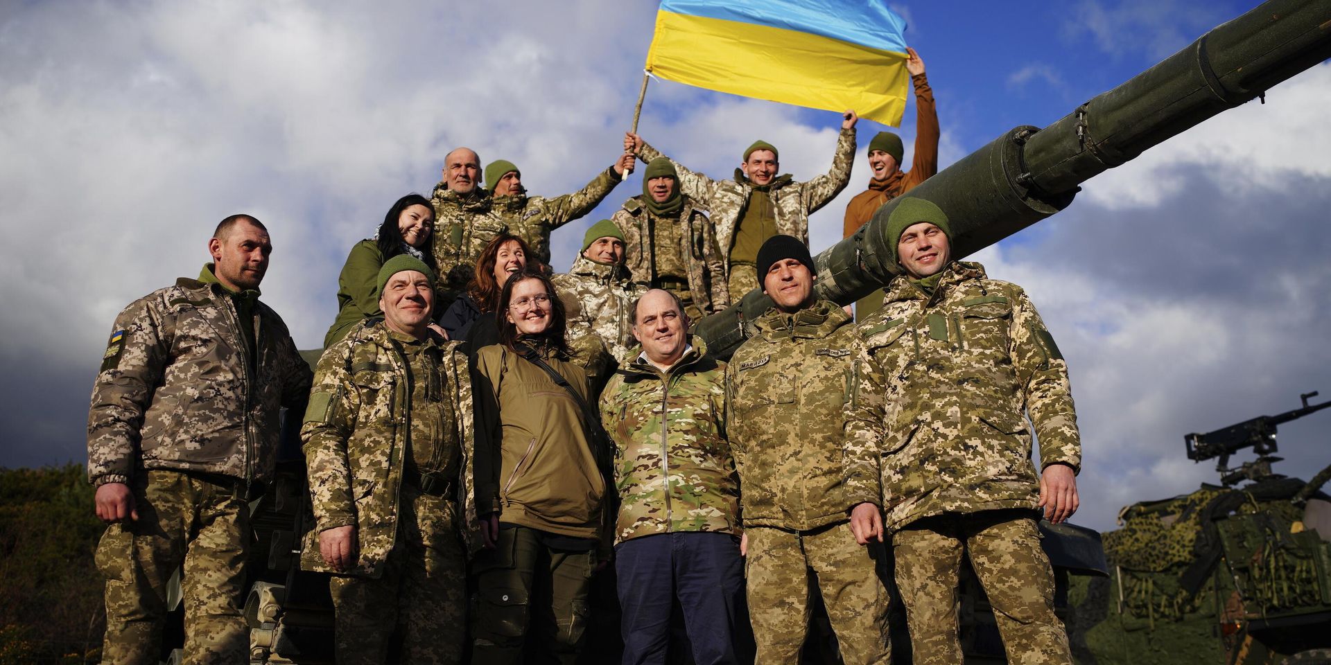 Бывший министр обороны Великобритании Бен Уоллес, третий справа внизу, позирует с украинскими солдатами, которые тренировались на танках Challenger 2 в Англии - ИноСМИ, 1920, 24.01.2024